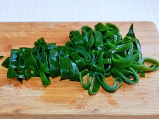 2、关东煮,海带洗干净切条，装盘。
