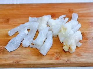 3、关东煮,蹄筋洗干净切小段装盘，