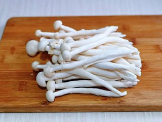 4、关东煮,海鲜菇去根，洗干净。