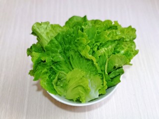 5、关东煮,生菜洗干净，盐水泡10分钟，再冷水冲洗后装盘。