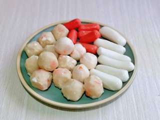 6、关东煮,丸子，肠，年糕拼盘。