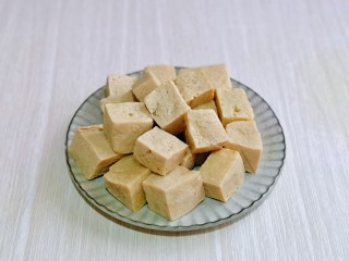7、关东煮,冻豆腐，买的北豆腐切小块，焯水，晾凉，密封好放入冰箱冷冻室，冻8小时以上。
