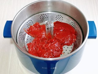 9、关东煮,锅底料倒入升降锅中。