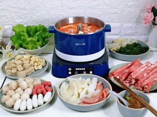 11、关东煮,启动火锅功能，大火力烧开，烧开后就可以下去菜品啦！煮起来。