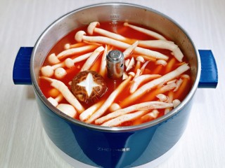 10、关东煮,加入纯净水，再加入洗好的海鲜菇，香菇。