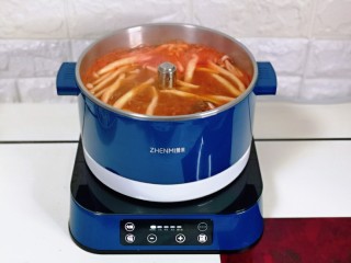 12、关东煮,先煮比较难熟的，比如丸子。冻豆腐，海带，蹄筋，可以先煮。