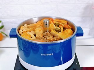 13、关东煮,煮熟后，按上升按键，铛铛铛，好吃的全部升上来，是不是很方便，一边煮一边吃。