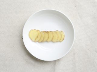 2、姜焖鸭,姜切片,可根据个人喜好切适量的姜片;