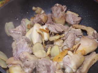 6、姜焖鸭,翻炒至鸭皮微焦;