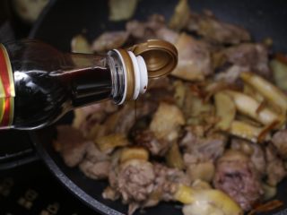 7、姜焖鸭,倒入生抽2勺提鲜提色;