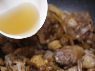 8、姜焖鸭,倒一碗客家米酒去腥提香;