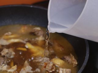 9、姜焖鸭,再加开水至锅沿五分之一处;