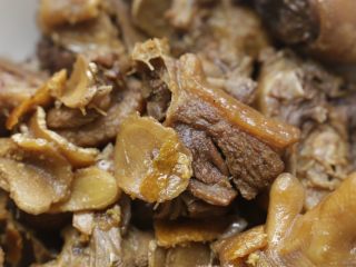 10、姜焖鸭,盖上锅盖,小火焖煮一个小时左右,要吃烂些的可以多加水多焖煮一会儿;