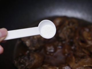 11、姜焖鸭,焖煮至锅中只剩下少许汤汁时,加些许盐调味;