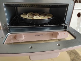 12、香蕉酸奶烤燕麦,放入烤箱