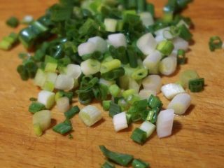 2、酒酿煎蛋,6.将葱切成花待用