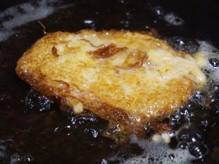 3、酒酿煎蛋,8.待鸡蛋炸至两面金黄，蛋清酥脆，蛋黄熟透时捞出放入空盘中