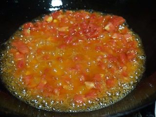 4、酒酿煎蛋,9锅内留少许底油，将番茄丁放入锅中大火翻炒均匀