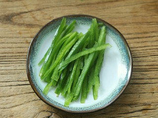 5、夏日小菜凉拌土豆丝,青椒也切成丝。