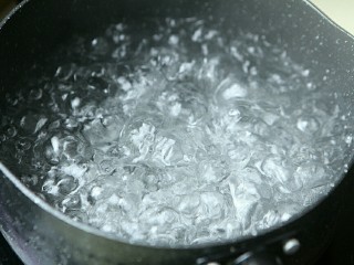 7、夏日小菜凉拌土豆丝,锅内烧开水。