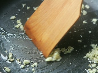 13、夏日小菜凉拌土豆丝,锅内热油，放入姜蒜蓉爆香。