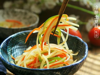 19、夏日小菜凉拌土豆丝,习惯性的来个特写，色诱一下亲们的味觉。????