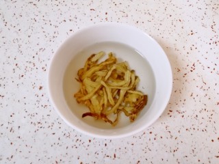 2、当归红糖煮鸡蛋,当归洗一下用水泡10分钟。