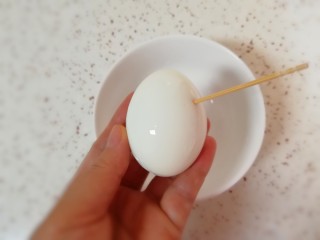 5、当归红糖煮鸡蛋,煮好的鸡蛋过凉水，剥去外壳，用牙签扎一些小孔(煮的时候汤汁可以渗到鸡蛋里面)。