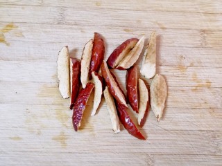 6、当归红糖煮鸡蛋, 大枣去核切片。