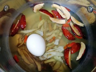 7、当归红糖煮鸡蛋,15分钟以后放入鸡蛋、红枣和枸杞继续小火煮10分钟。