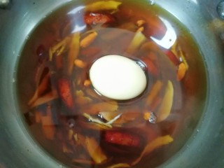 8、当归红糖煮鸡蛋,10分钟以后加入红糖煮5分钟关火。