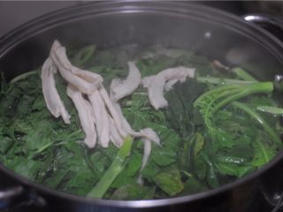 6、超级爽口的开胃萝卜干,烧开一锅水，将萝卜条放在开水锅里汆烫一两分钟（我为了节省，同时还汆烫了一些萝卜菜叶子）