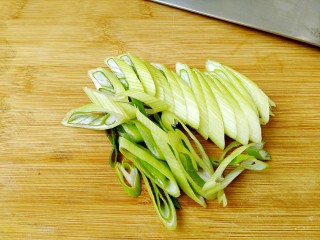 2、家常炖豆腐(健康无油版),大葱切段。