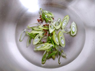 5、家常炖豆腐(健康无油版),放入葱段和花椒,烧开。