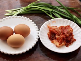 1、泡菜炒鸡蛋,首先备齐所有的食材。