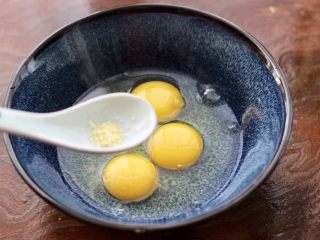 4、泡菜炒鸡蛋,加入鸡精增加口感。