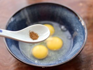 5、泡菜炒鸡蛋,加入花椒粉提香。