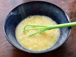 6、泡菜炒鸡蛋,把所有的调料混合搅拌均匀。