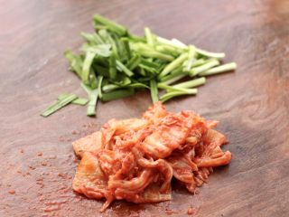 7、泡菜炒鸡蛋,泡菜用刀切成小片，韭菜摘洗干净后切段。