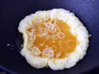8、泡菜炒鸡蛋,锅烧热后，倒入花生油烧至八成热时，倒入鸡蛋液。