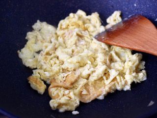 9、泡菜炒鸡蛋,大火快速翻炒至鸡蛋液定型凝固时。