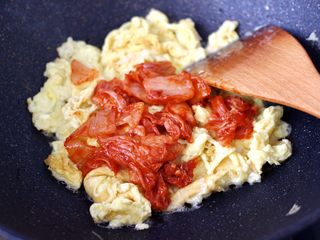 10、泡菜炒鸡蛋,加入切片的泡菜。