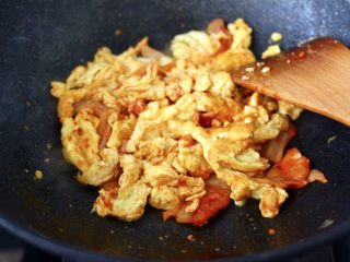 11、泡菜炒鸡蛋,大火继续翻炒至所有食材混合均匀。