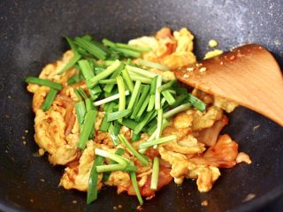 12、泡菜炒鸡蛋,加入切段的韭菜。