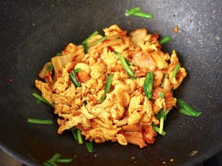 13、泡菜炒鸡蛋,大火翻炒均匀即可关火。
