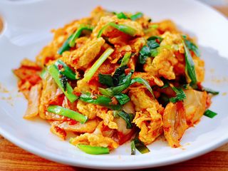 14、泡菜炒鸡蛋,鲜香味浓郁的泡菜炒鸡蛋就出锅咯。