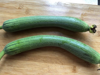 1、丝瓜蛋汤,准备丝瓜