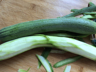 2、丝瓜蛋汤,去皮