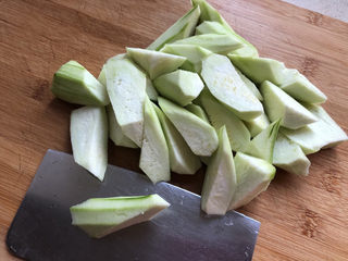 5、丝瓜蛋汤,切块