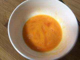 8、丝瓜蛋汤,用筷子打散